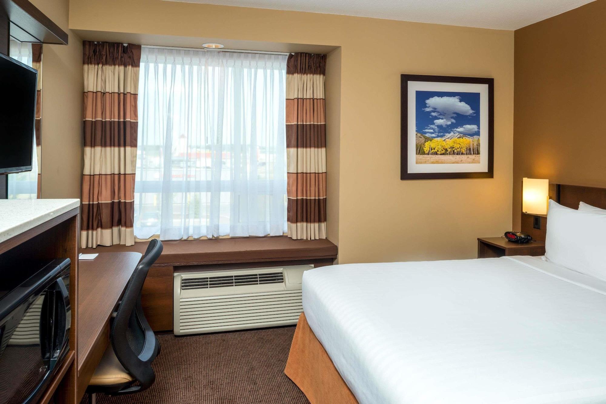 Microtel Inn & Suites By Wyndham Red Deer Bagian luar foto