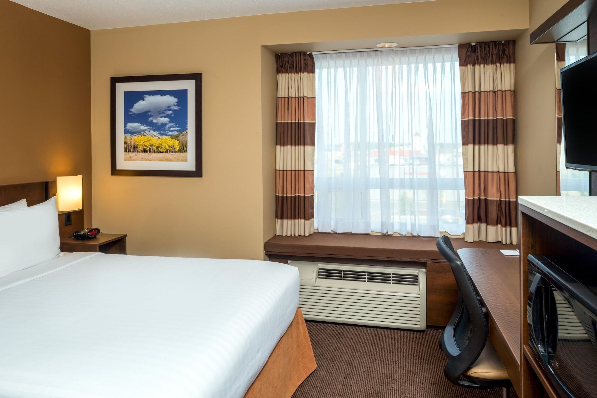 Microtel Inn & Suites By Wyndham Red Deer Bagian luar foto