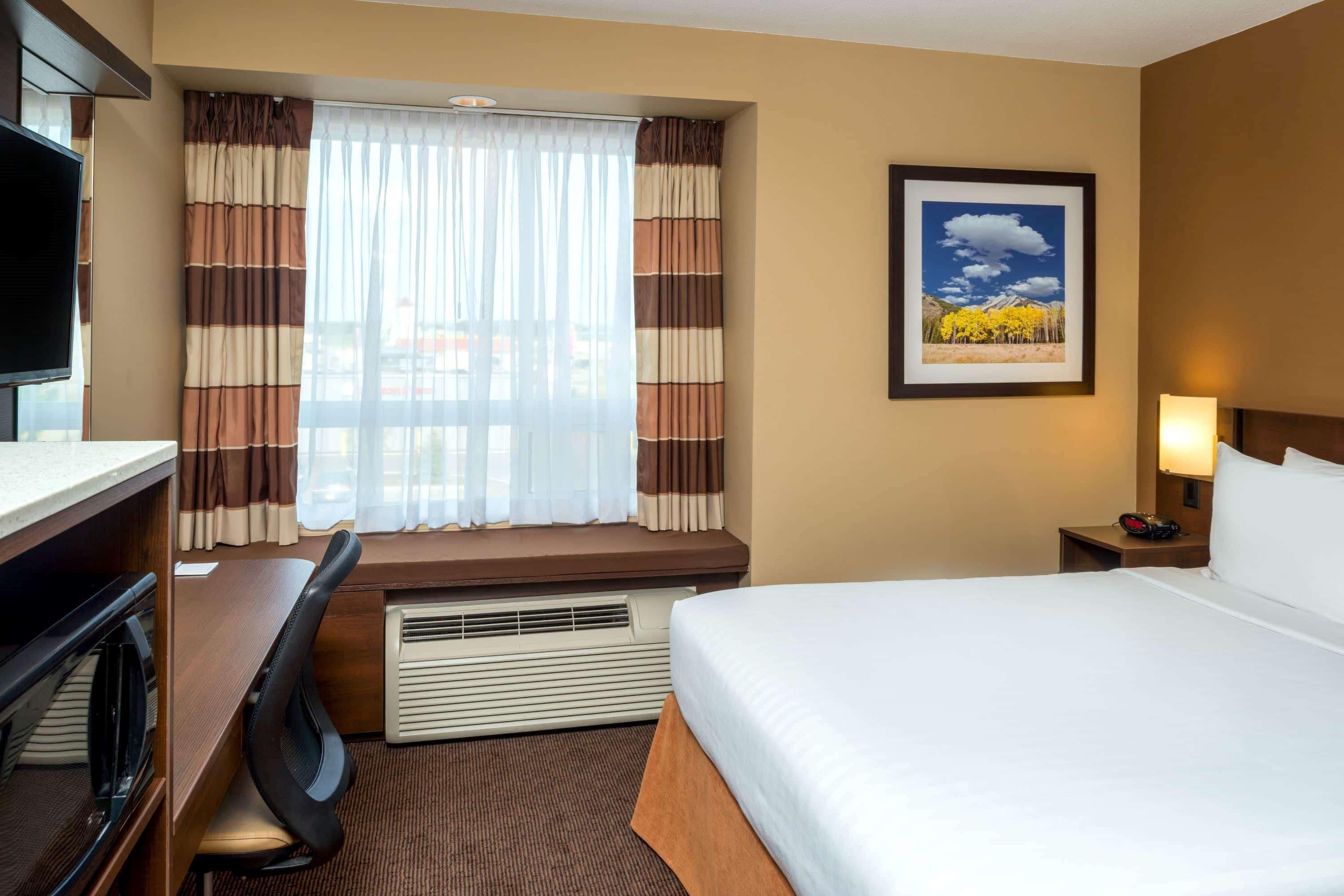 Microtel Inn & Suites By Wyndham Red Deer Bagian luar foto