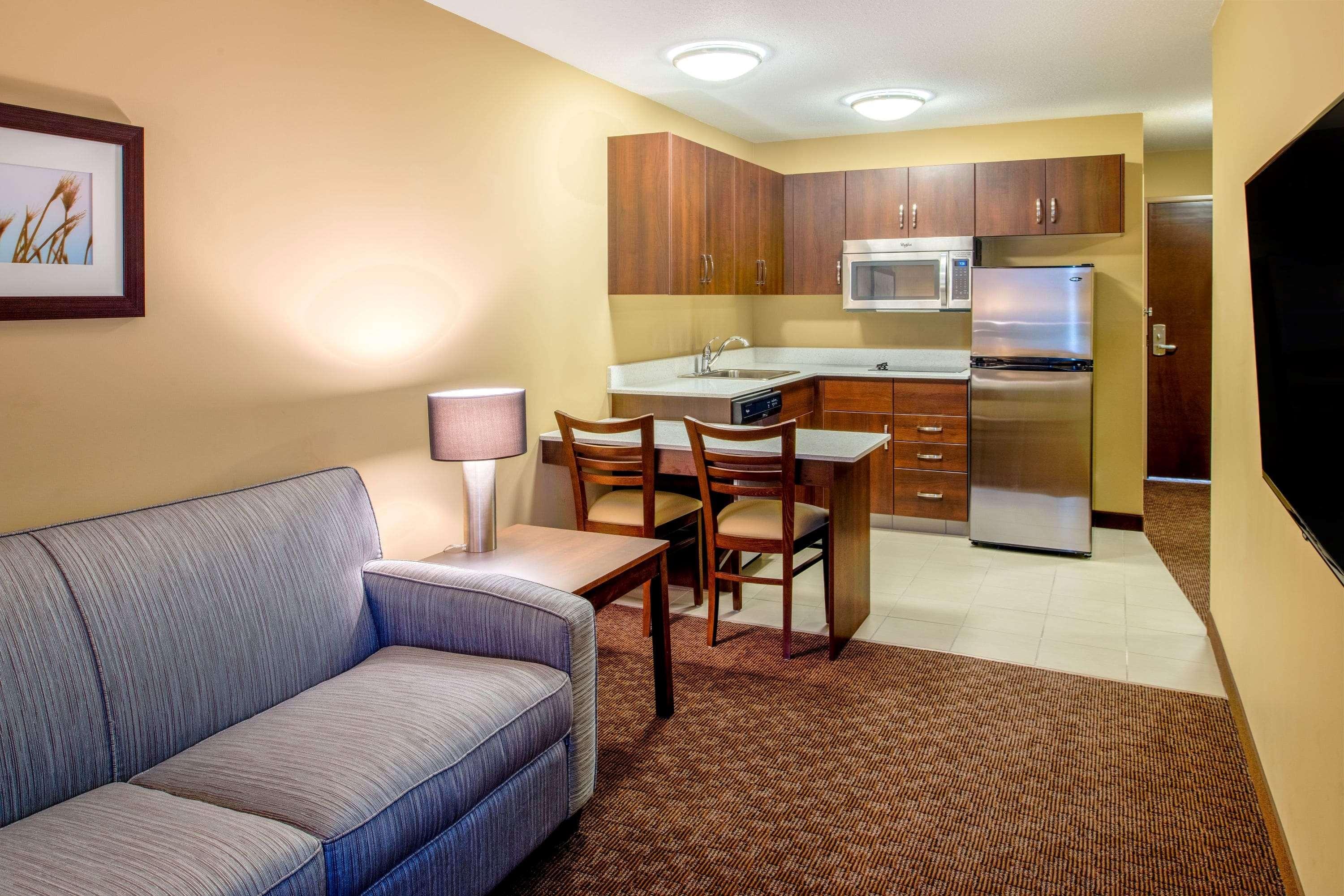 Microtel Inn & Suites By Wyndham Red Deer Bagian luar foto