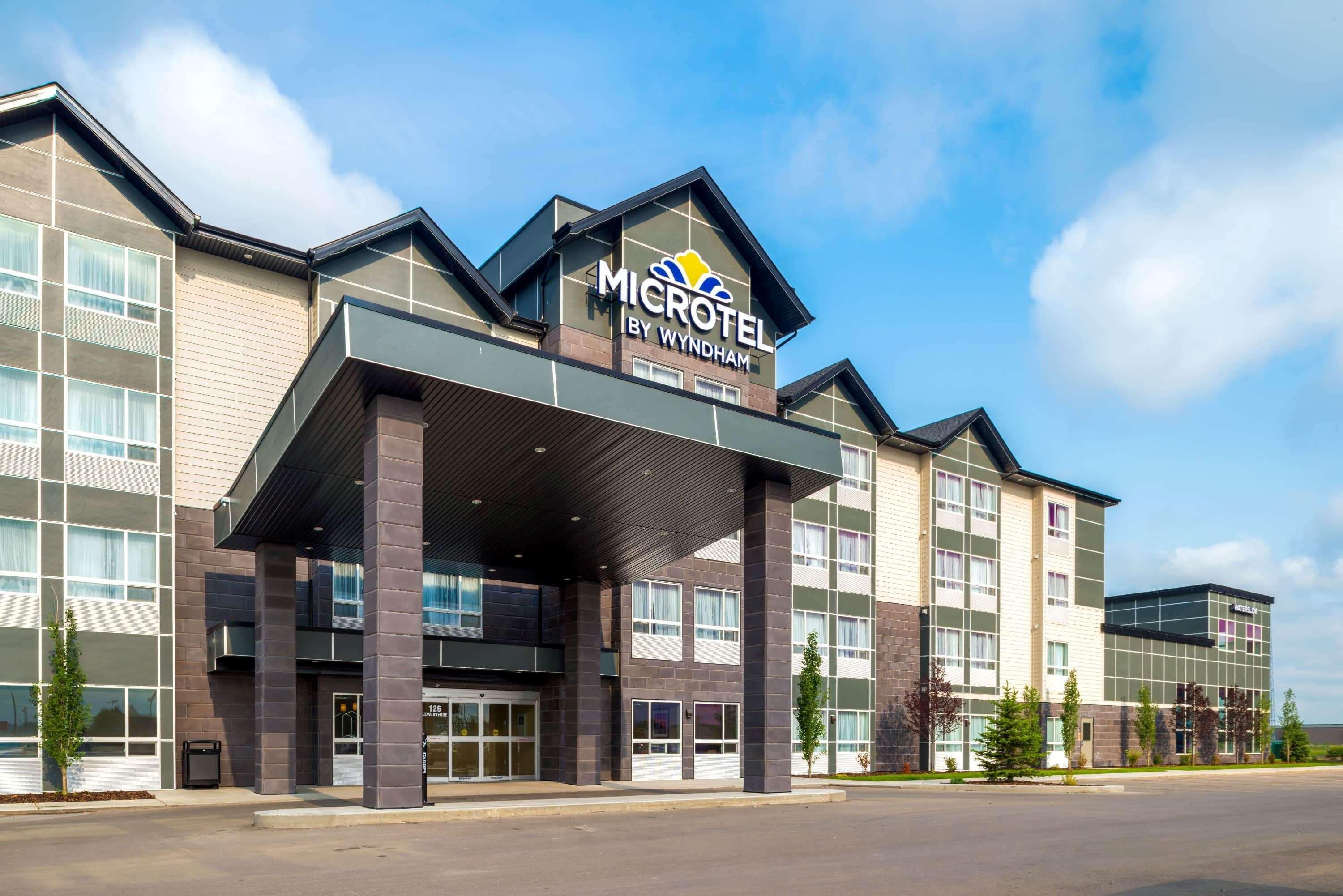 Microtel Inn & Suites By Wyndham Red Deer Bagian luar foto
