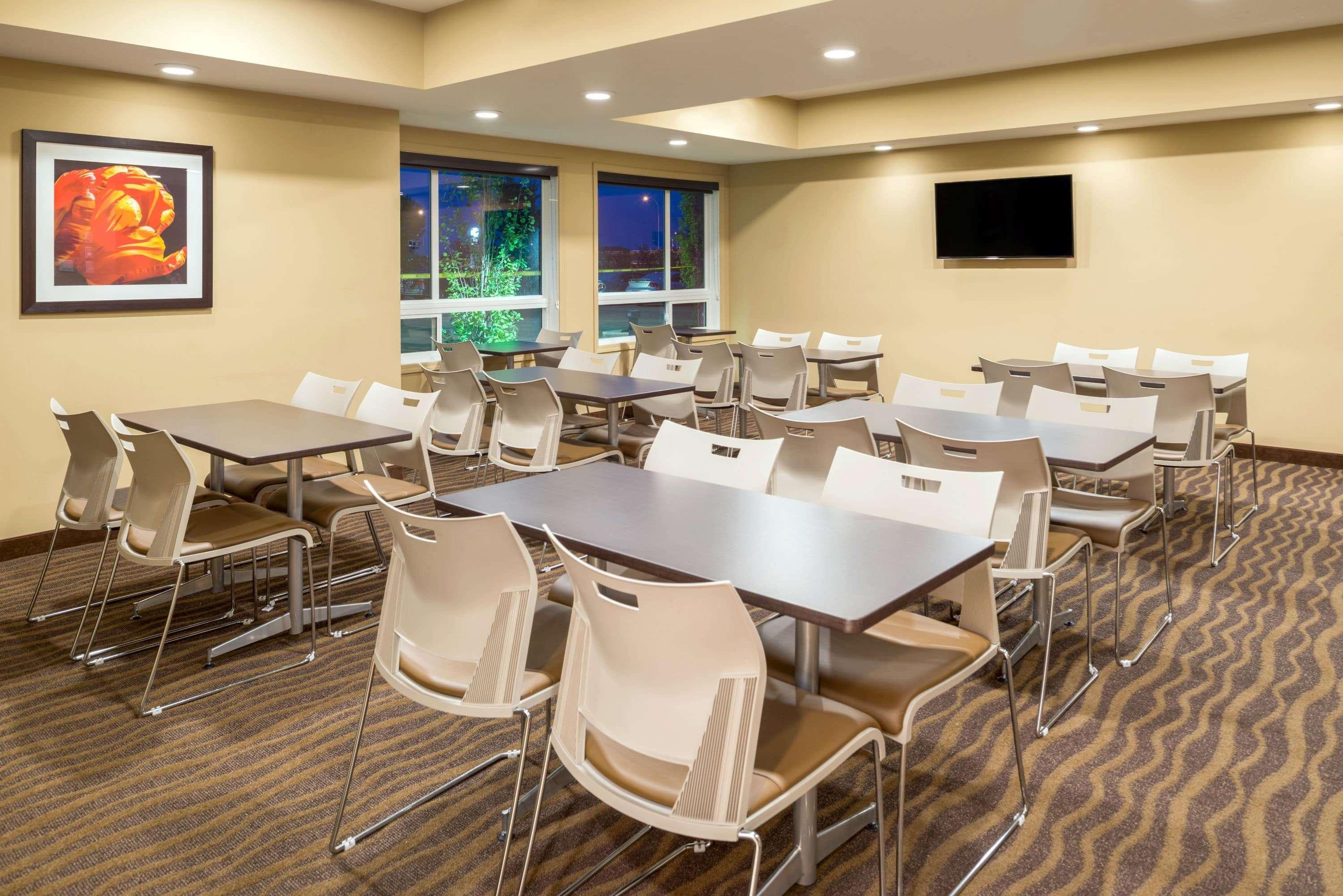 Microtel Inn & Suites By Wyndham Red Deer Bagian luar foto