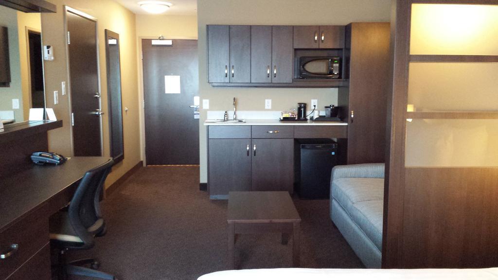 Microtel Inn & Suites By Wyndham Red Deer Ruang foto