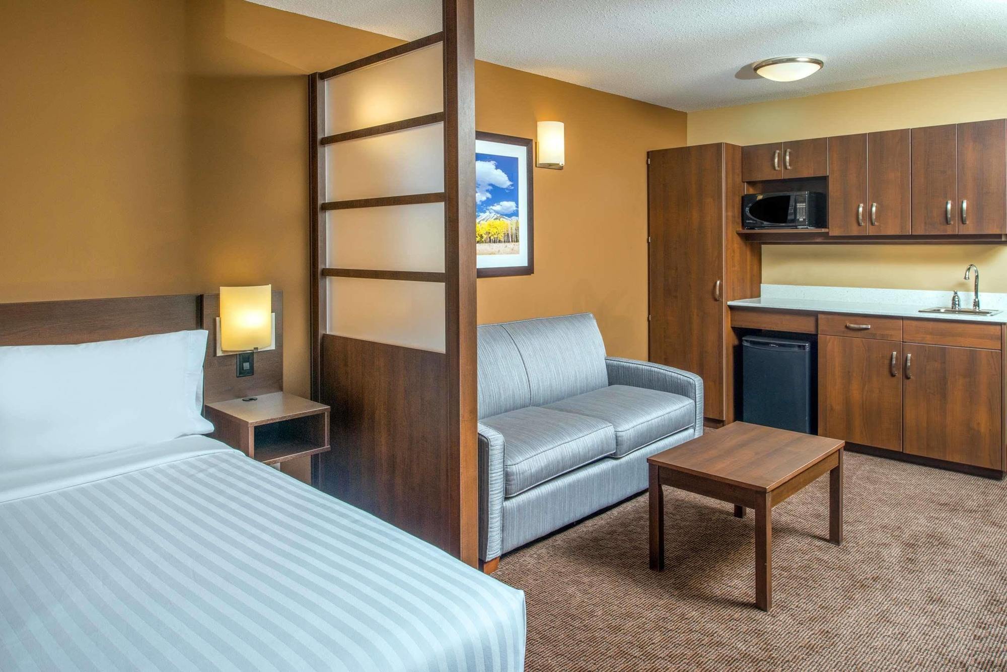 Microtel Inn & Suites By Wyndham Red Deer Bagian luar foto